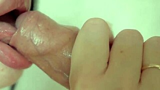 Заварени сестри играят с препуциум близък план, хванати на камера