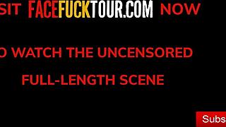 Sød blondine drypper spyt mens hun hænger på hovedet