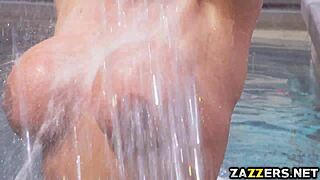 وجه أبيلا الجميل مغطى بحمولات رامون الدهنية بعد عمل جنسي جامح