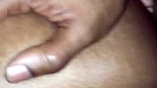 एबोनी कपल काम से पहले जल्दी चैट के लिए रश करते हैं दिलचस्प मॉर्निंग रूटीन में।