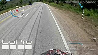 Blondinen med boble-rumpe i thong på strandfest får monster-kuk