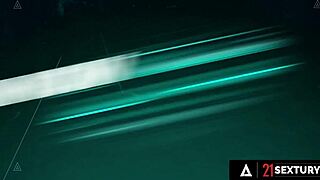 Popolna lepotica Cherry Kiss dobi svojo tesno ritko prstano in poševno med masažo