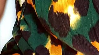 Maturemons blondínka zrelá predvádza rozšírenú oholenú piču v close-up amatérskom šou