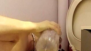 Slavflicka slås och förnedras på toaletten med smutsigt prat