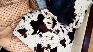 Katso! Hoikka kypsä huora naisee miehen ystäviä kotivideolla!