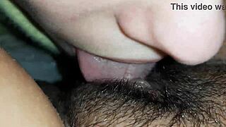 Pasangan lesbian makan memek berbulu dalam video close-up