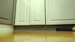 Cowok gendut onani ke sepatu converse sampai orgasme