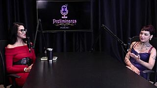 Annie Clementine şeffaf kırmızı elbiseyle orgy kaydediyor, aile onaylıyor