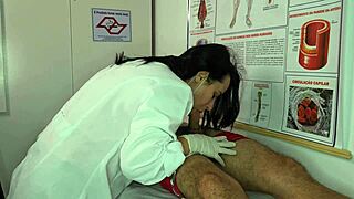 Nurse patient ki unexpected reaction se intrigued ho jati hai