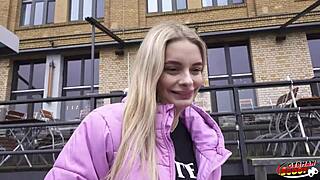 Nemecký skaut casting s veľkými prirodzenými visiacimi prsiami sestry Naomi Love