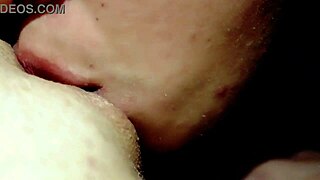 Tynd babe i kostumer teaser med stram fisse og fødder i POV