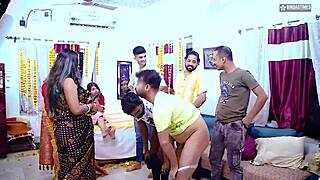 Desi Horni Mostohaanya Mutatja a Mostohalánynak Gangbang Trükköket Elsőre! 🔥