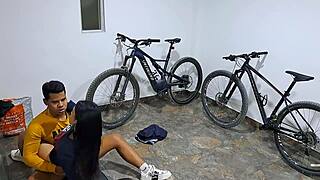 Serkkuni imee isoani mustaa kyrpää autotallissa ja ratsastaa sensuellissti