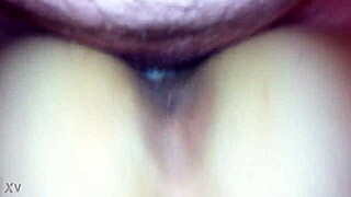 Amateur vriendin gebogen voor doggy met vriend van achter