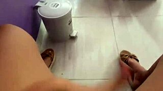 Diák érinti magát nyilvánosan