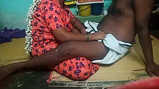 דודה הודית מקבלת אצבע וזיון קשה בחדר אמבטיה במהלך אימון!