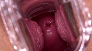 Mia Austin zkoumá spekulum zblízka zajímavě