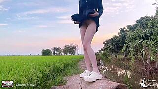 젊은 커플이 논밭 한가운데서 섹스하며 스릴과 연결 느끼기