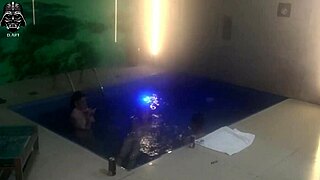 Eu Fiz um Ménage com Amigos na Piscina do Motel, Parte 1