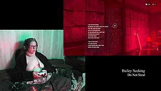 Detailní nahý průchod hrou Alan Wake 2 s velkými kozami, tlustým tělem, brýlemi, tetováním a dlouhými vlasy