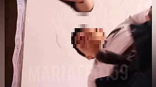 Ο μπαμπάς μας ανακαλύπτει να γαμάμε στο σαλόνι