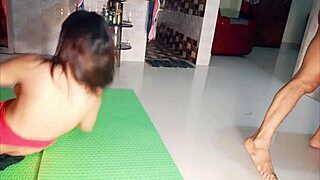 desi vrouw rumpa21 rijdt gepassioneerd op lul diep in haar strakke kut