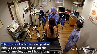 Donna Leigh spreizt klaffende Möse mit Toys