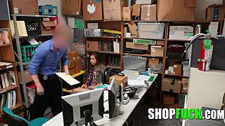 Mlada 18+ tatova kaznovana z jebanjem za krajo spodnjega perila 😏