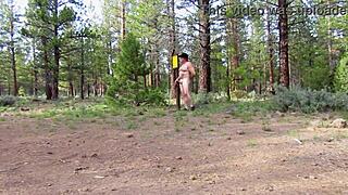 Nue à l'entrée camping en tenue transparente !