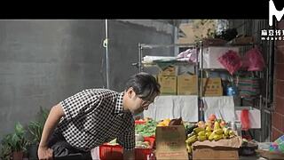 亚洲新婚妻子在公共厕所弯腰，被粗鲁菜贩猛烈出轨