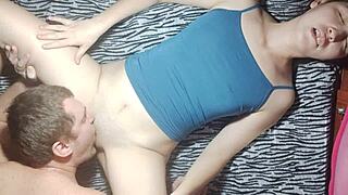 Basznak egy aranyos koreai lányt házi videóban intenzív nyalással és punci nyalással