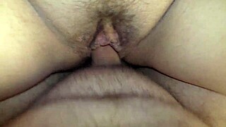 Изневеряваща MILF жена Milky Mari с огромни цици язди кур по каубойски. После ляга в мисионерска за два крем пая.