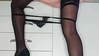 สาวผมน้ำตาลเล็กในถุงน่องและส้นสูงขยี้หีเปียกมุมใกล้ พุ่งน้ำแรง