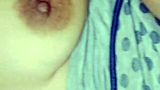 Îți plac sânii mari ai mamei vitrege sărind pe pula mea?