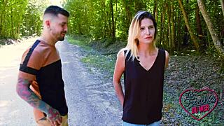 Люсил, руса френска курва, показва тесния си малък задник