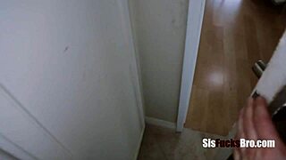 Nördiga tonårs styvsyster rider hård kuk i vild fantasiscen