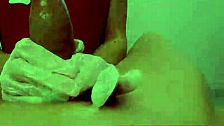 Stor sæd-eksplosion efter POV håndjob i handsker