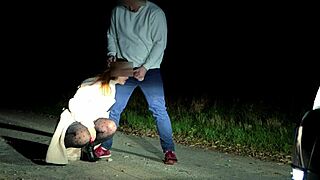 Nieoczekiwany zwrot na drodze, gdy nieznajomy zaskakuje śmiała przygodą