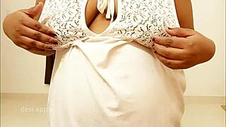 मोटी इंडियन मेड घर में अपनी सेक्सी बूब्स रिवील करती है