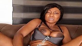 Je me suis doigtée jusqu'à l'orgasme en squirting en attendant que le mec me lèche la chatte douce ! 😍💦