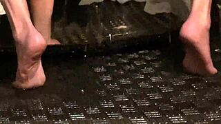 Hej, skúšal si už divokú gay klyzmu v sprche s extrémnym prstovaním?