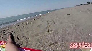 Solo un altro giorno selvaggio in spiaggia con culi grassi di teen 18+ che ballano. Spogliarsi e succhiare nella sabbia.