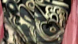 Francúzska amatérka v ružových saténových nohavičkách dostane doggy jebanie