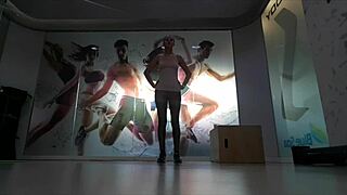 Jolie blonde jeune s'étire pendant l'échauffement en salle